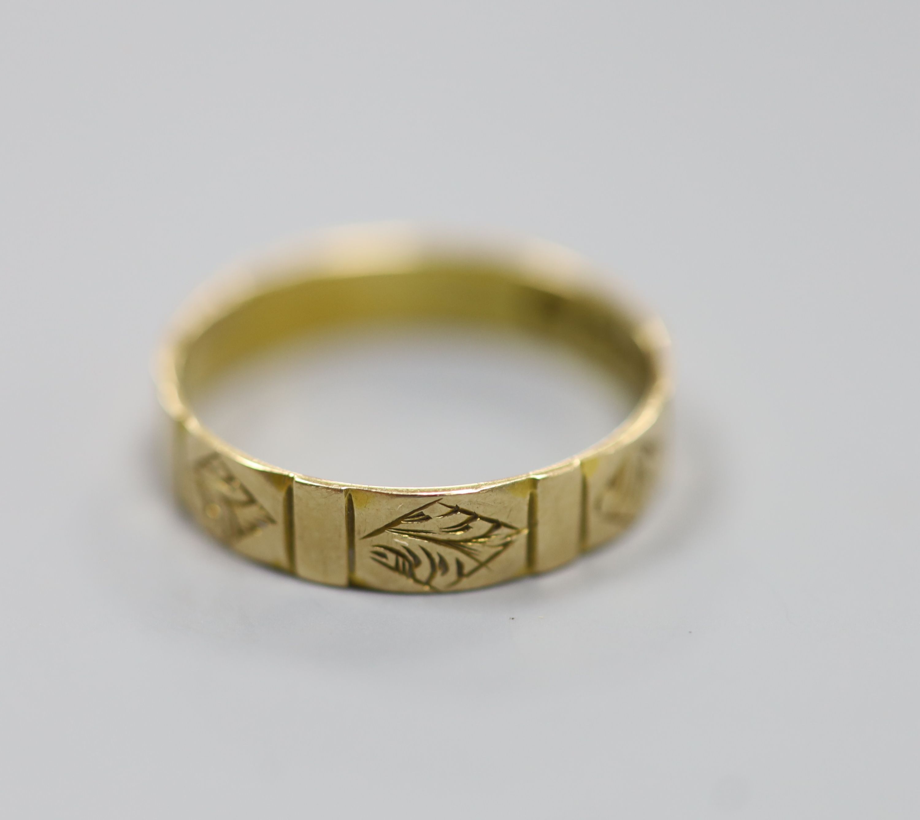 A Victorian engraved 15ct gold wedding band, size R